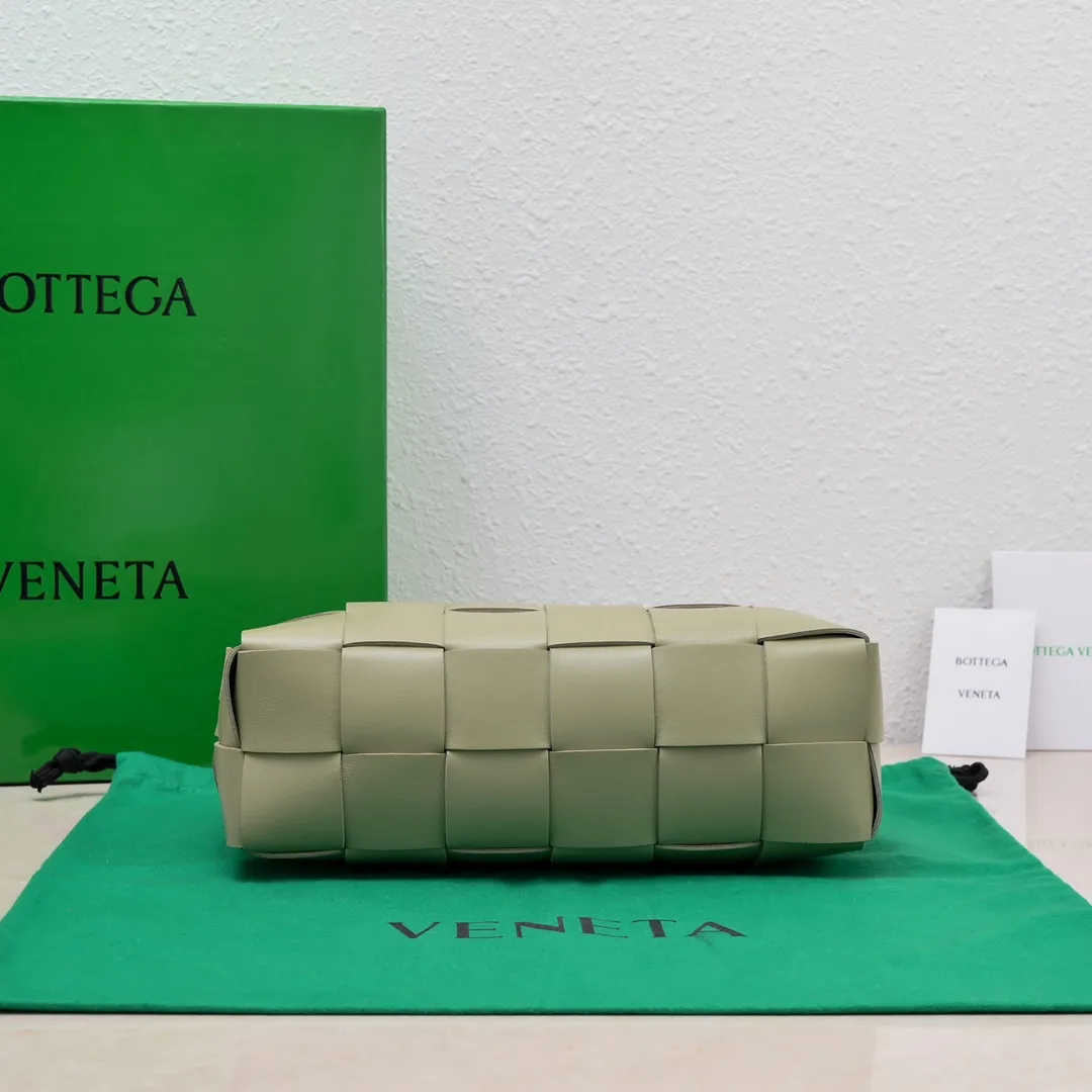 Batch 1460 #B's new model is coming! BRICK CASSETTE armpit bag, the traditional woven logo is instantly recognizable✅ Large grid weaving has always been fashionable, armpit bags are even more fashionable and foreign-style. Elegant big brick🧱 Sheepskin material is light and comfortable, has a huge sense of capacity and space, has a dark layer inside, practical inside, fashionable appearance design, durability and temperament coexist. Elegant big brick, come and plant the same underarm bag from star Zhou Yutong! Size: 24x14x10, model number; 9306#